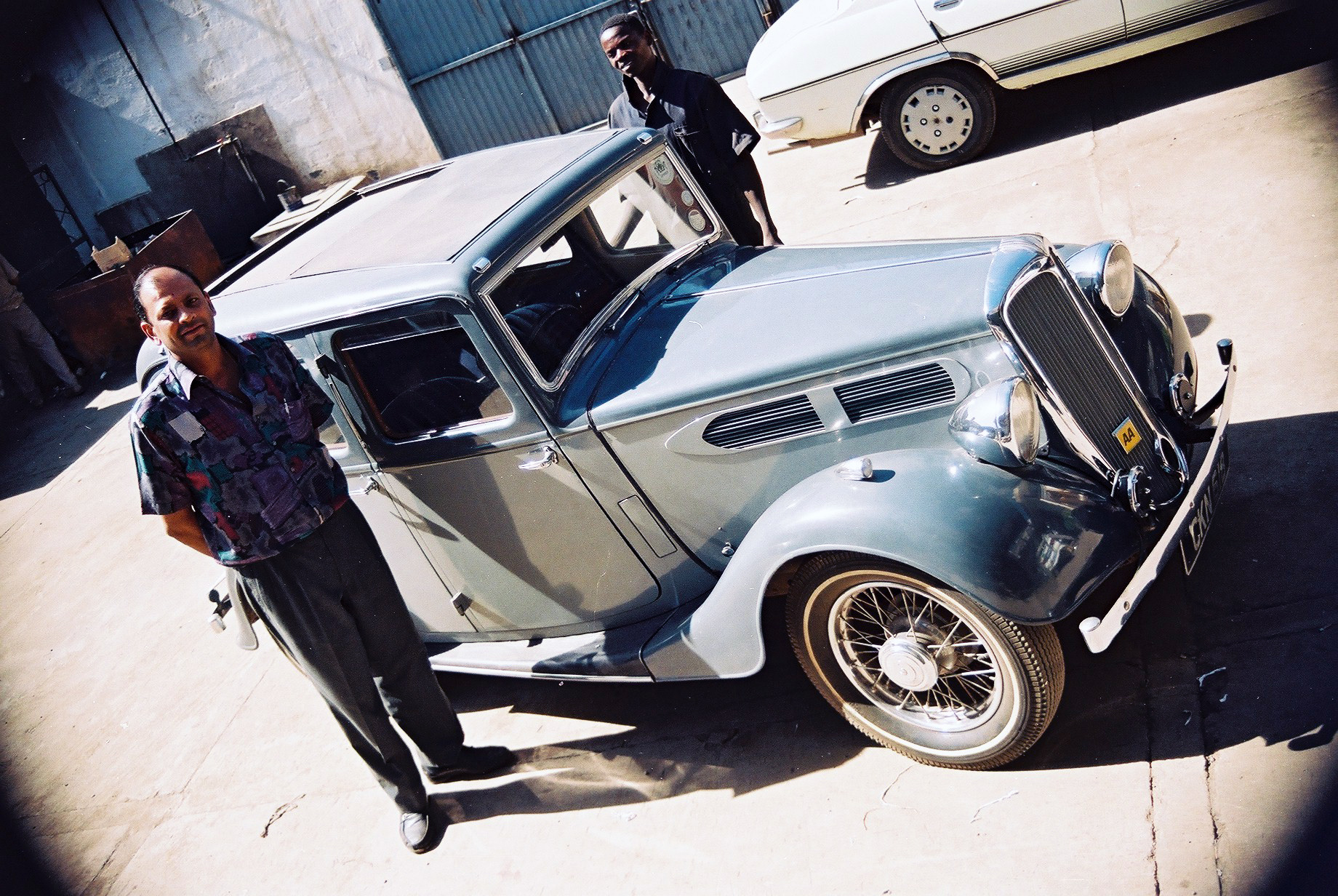 Ta pasja nie zna granic. Właściciel firmy RALCO w stolicy Kenii, Nairobi, przy swoim brytyjskim samochodzie marki Standard model four door saloon z lat 30. Fot. Grzegorz Chmielewski